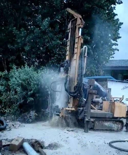八公山区钻岩石井